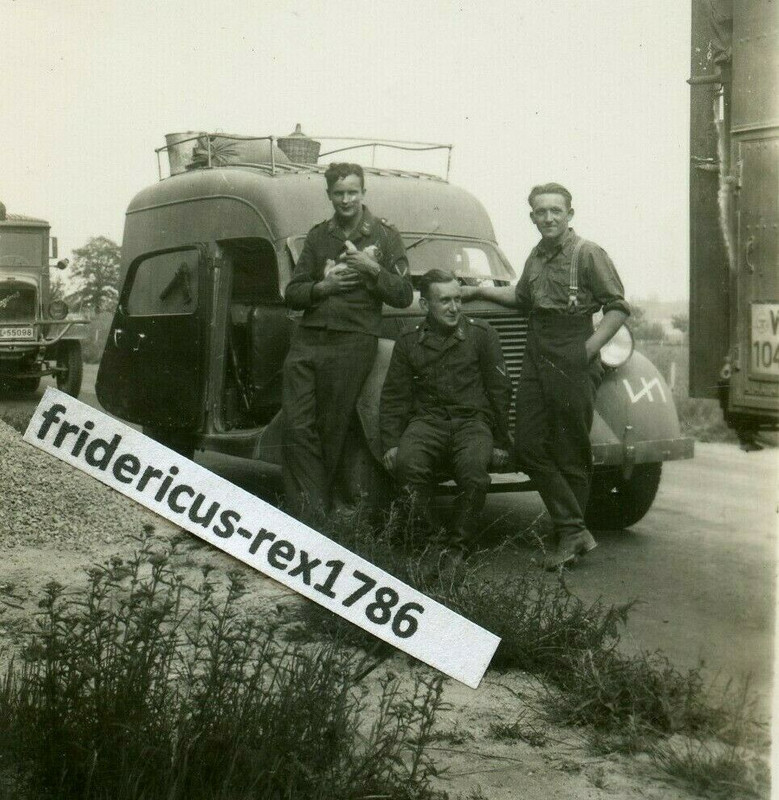 Foto WH Kolonne Vormarsch PKW Autogepäckträger mit Div. Wappen Kennung