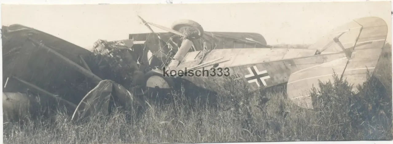 Foto deutsches Doppeldecker Flugzeug Wrack an der Westfront ! Jasta Frontflieger (1)