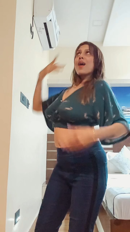 desi lady sharp pointed boobs with no bra in green top mp4 snapshot 00 25 158