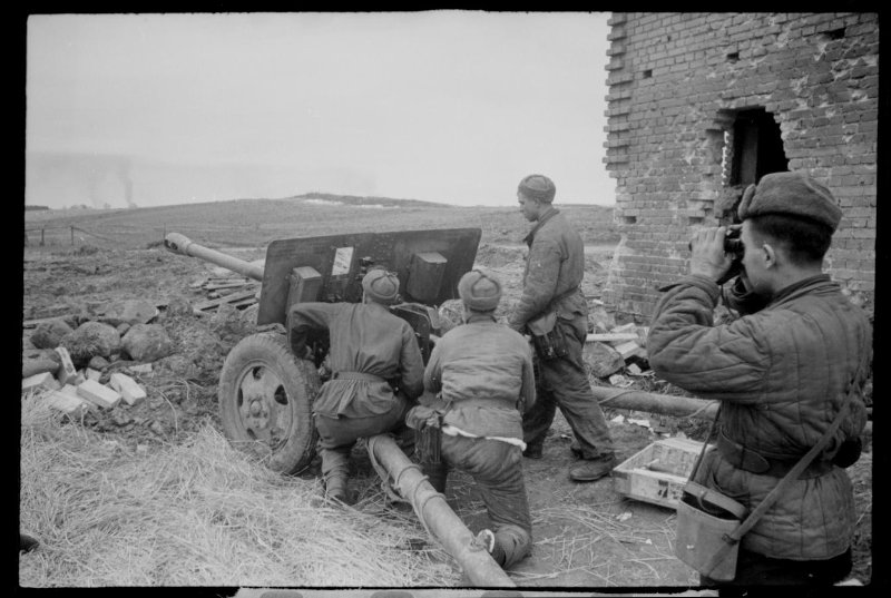 1-й Белорусский фронт. Орудийный расчет противотанкового орудия сержанта Эйвазова А.М. (с биноклем в