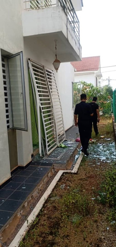 Perabot tercampak keluar rumah