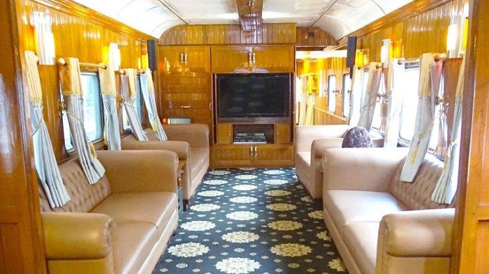 Pemandangan salah satu ruangan di dalam Kereta Wisata Nusantara.