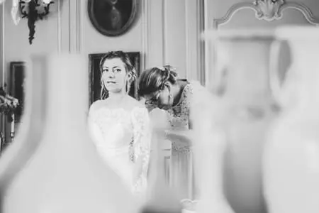 anais-essayage-robe-mariée-dentelle-chateau-tableau-noir-blanc-princesse