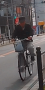 自転車のカゴにナイロン袋を縛り付けてる前科犯のストーカー爺さん