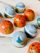 Bombones pintados a mano con diseños artísticos