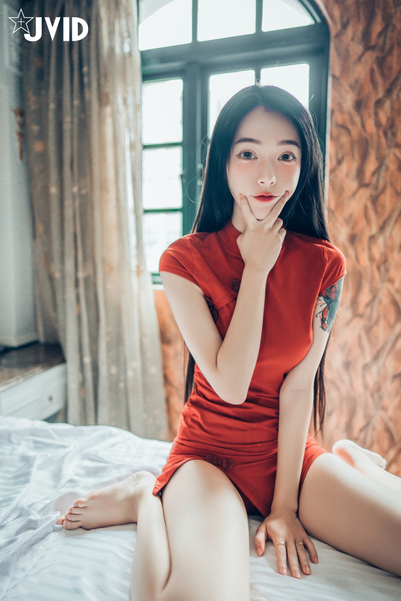 jvid 露出 色色旗袍写真，复古窗边的红衣纹身女孩插图2