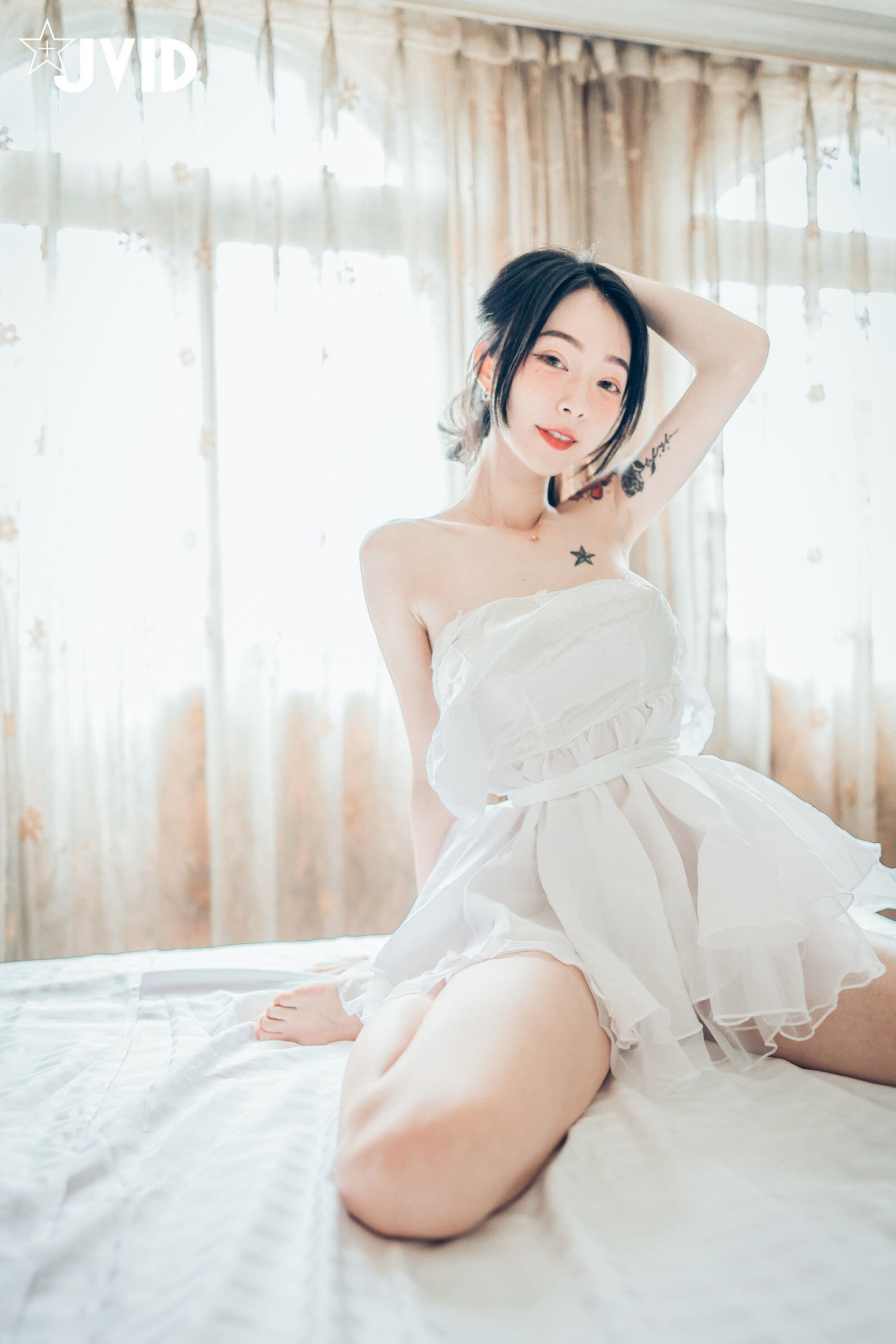 jvid 露出 色色旗袍写真，复古窗边的红衣纹身女孩插图9