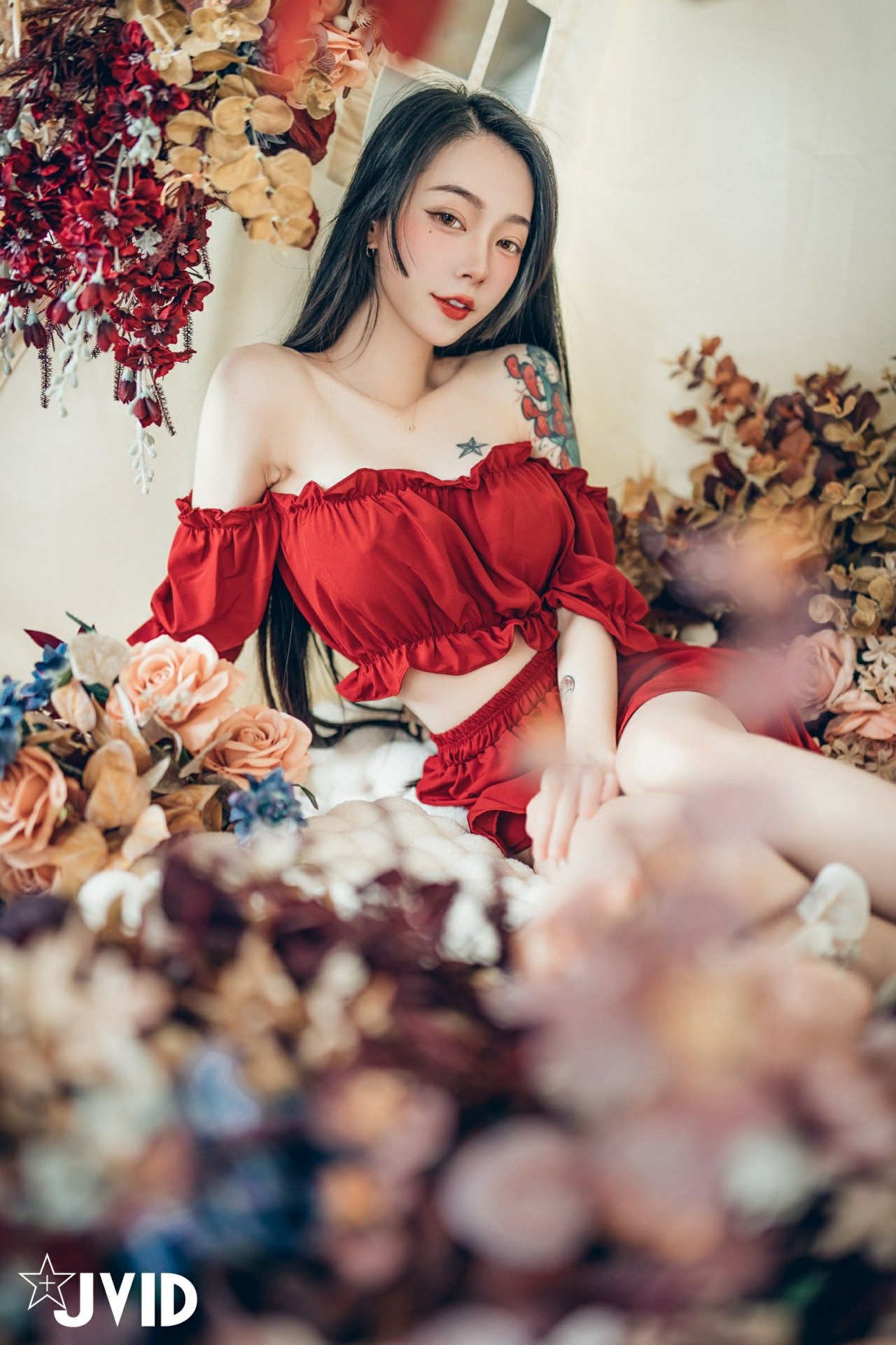 jvid 飄 飄《女神比基尼》美女写真，躺在浴缸场景，尽显性感姿态插图1