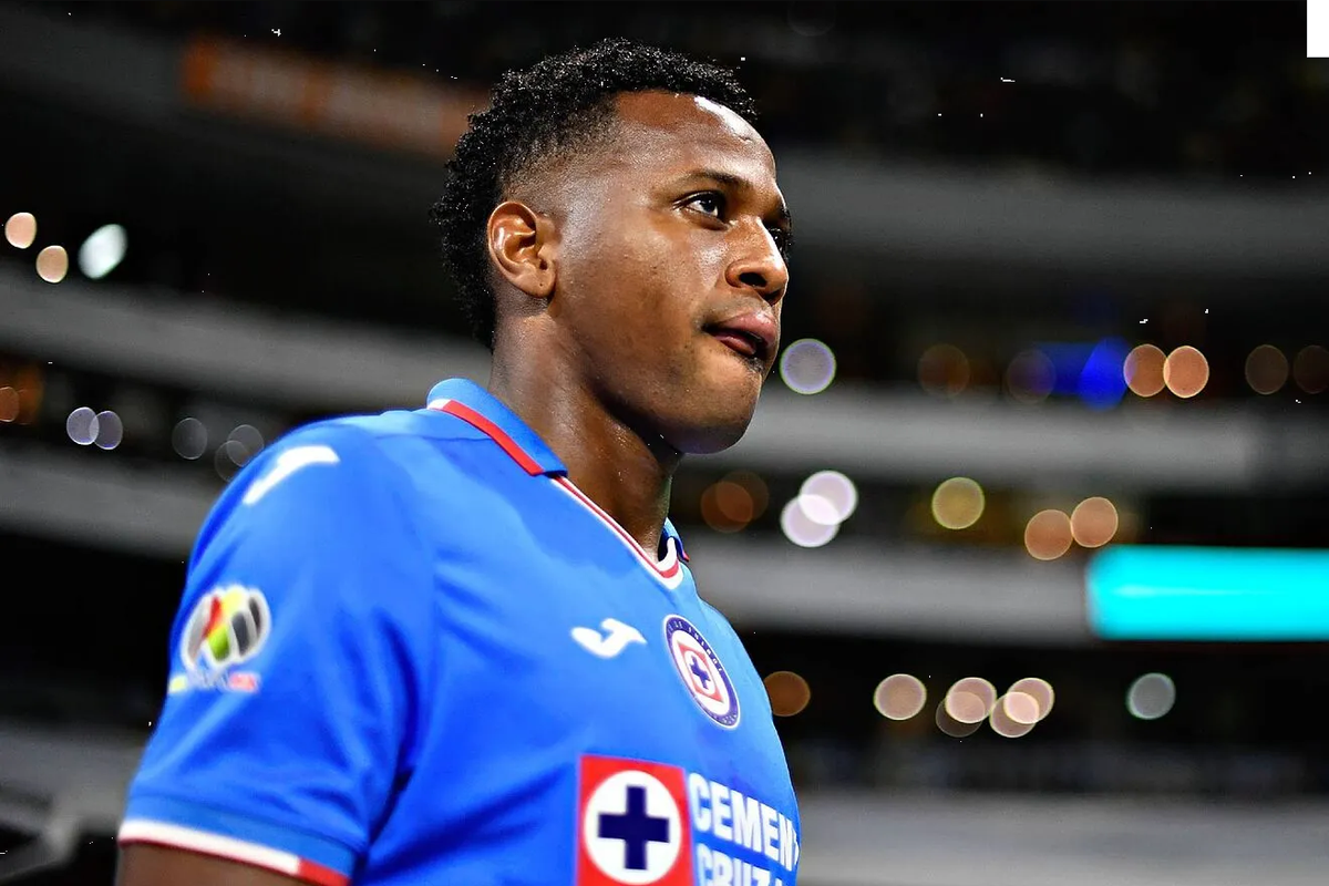 Esto es lo que cobra Michael Estrada en Cruz Azul, le llueven las críticas