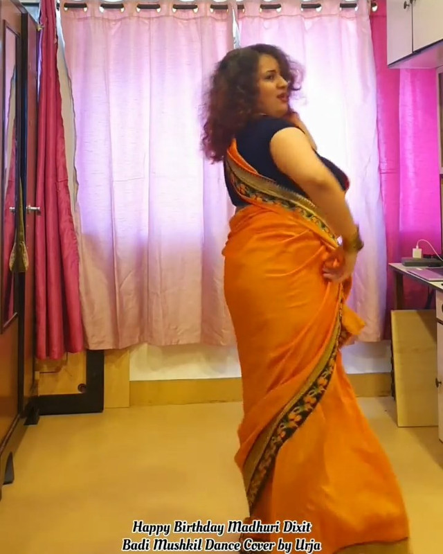 [Image: buty-aunty-dancing-in-orange-saree-mp4-s...56-622.jpg]