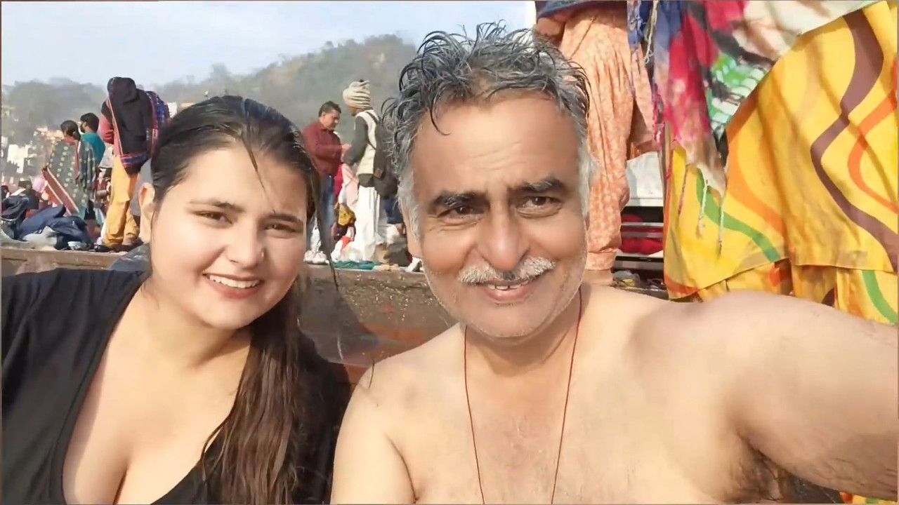 Chubby desi girl huge boobs cleavage in wet black tshirt.mkv_snapshot_04.35.648