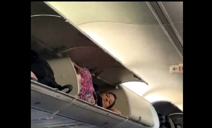 Viral seorang penumpang wanita dalam penerbangan Southwest Airlines tidur siang di kompartemen pesawat.