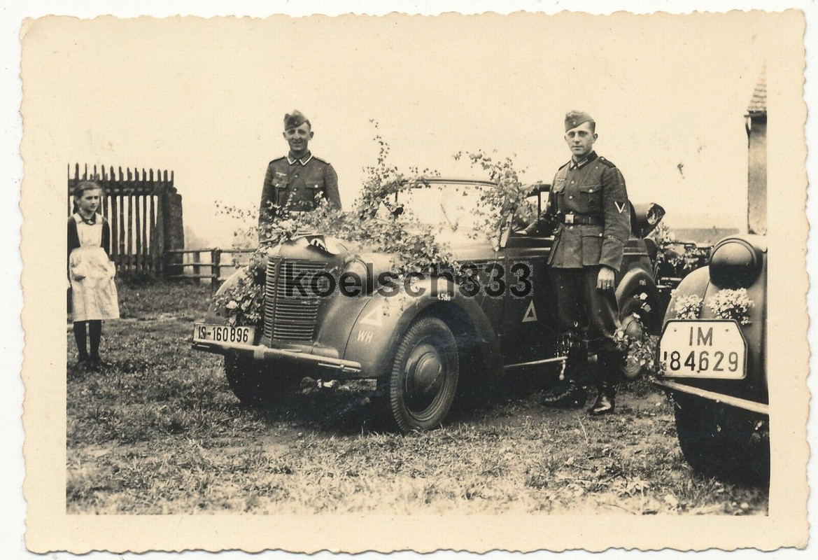 Foto Soldaten der Wehrmacht am geschmückten Opel Olympia PKW ... !
