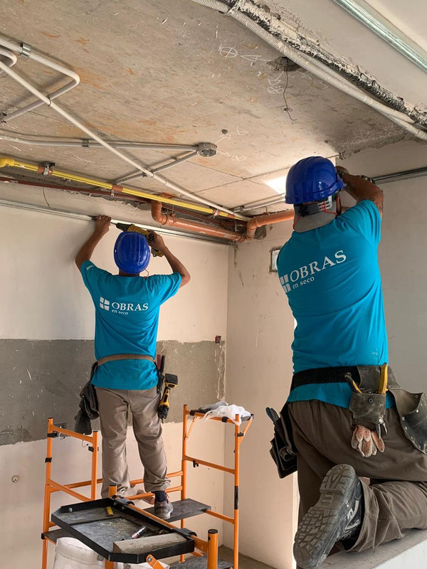 Equipo de Obras en Seco instalando un cielorraso