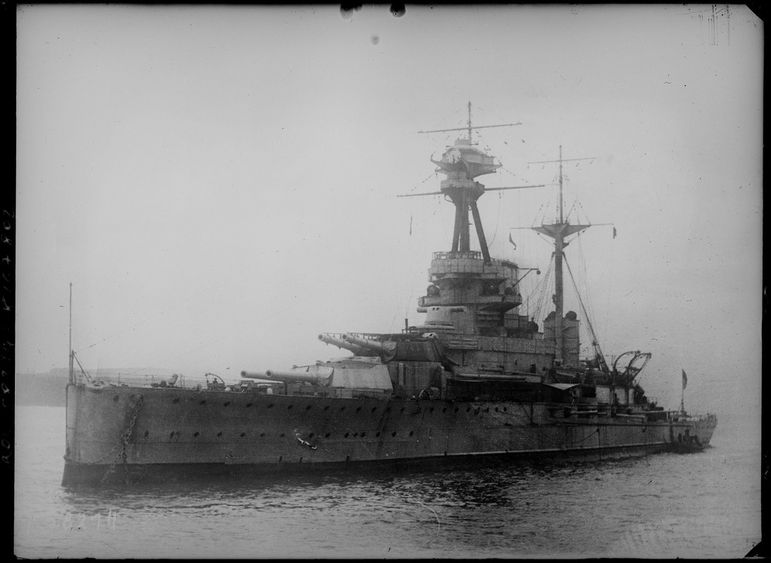 HMS-Revenge-en-el-B-sforo-alrededor-de-1920.jpg