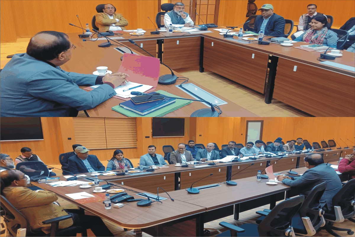 विशेष सचिव, राजस्व, उ0प्र0 शासन ने की झांसी मण्डल के राजस्व एवं चकबन्दी विभाग के लम्बित वादों की समीक्षा