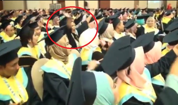 Seorang mahasiswi tak malu untuk berjoget diiringi dengan lagu Kertonyono Medot Janji