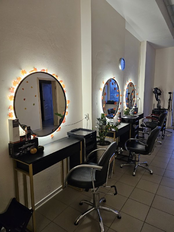 Интерьер салона — мягкий свет и дерево