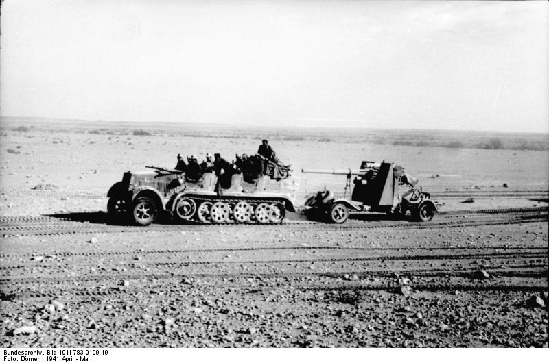 Un Sd.Kfz. 6-1 remolcando un Flak 88 en el Norte de África, abril de 1941