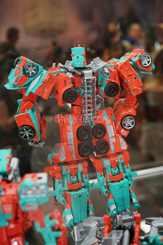 SDCC2015-Hasbro-Case-Transformers-Combiner-Wars-