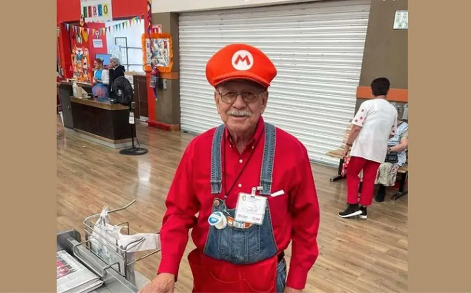 Empacador se disfraza de Mario Bros y se vuelve viral