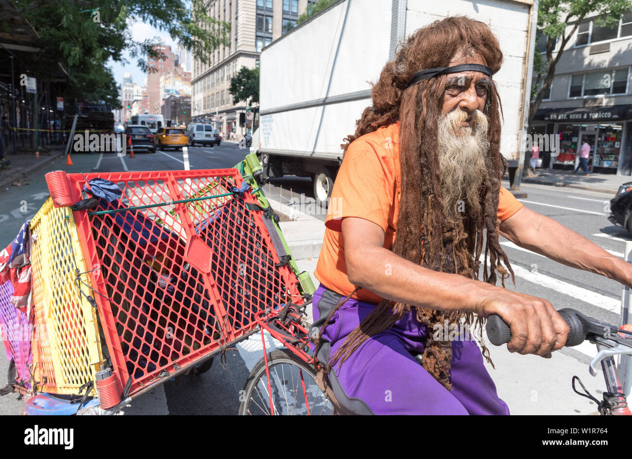 american-old-hippie-rastafarian-on-a-bicycle-new-york-usa-W1R764.jpg