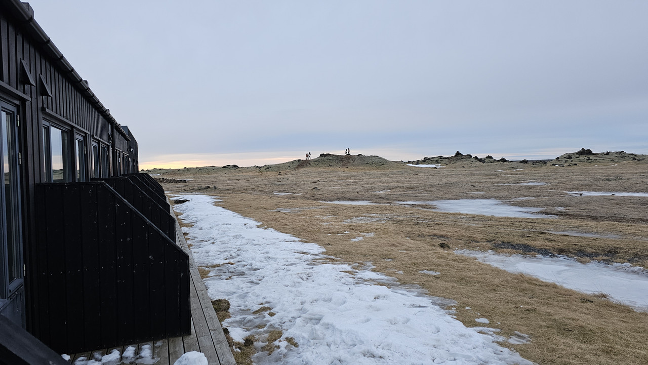 遠方有人爬上石頭