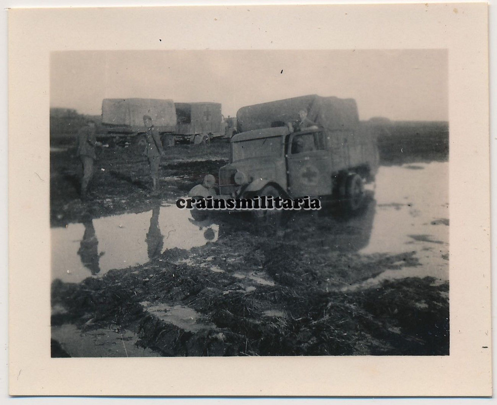 Orig. Foto Beute Sanitäter Lkw m. DRK Wappen im Schlamm in Russl