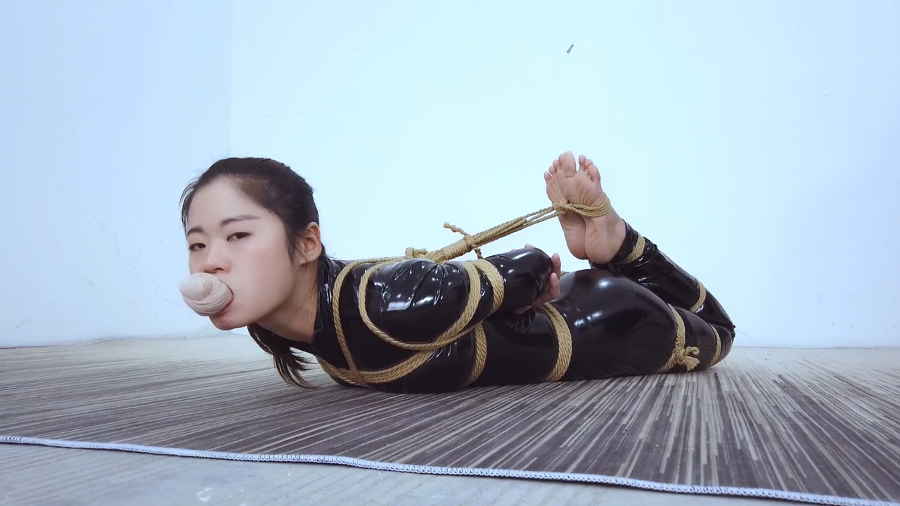 晓鹿绳艺 露露被强迫驷马.mp4_20201225_134357.297