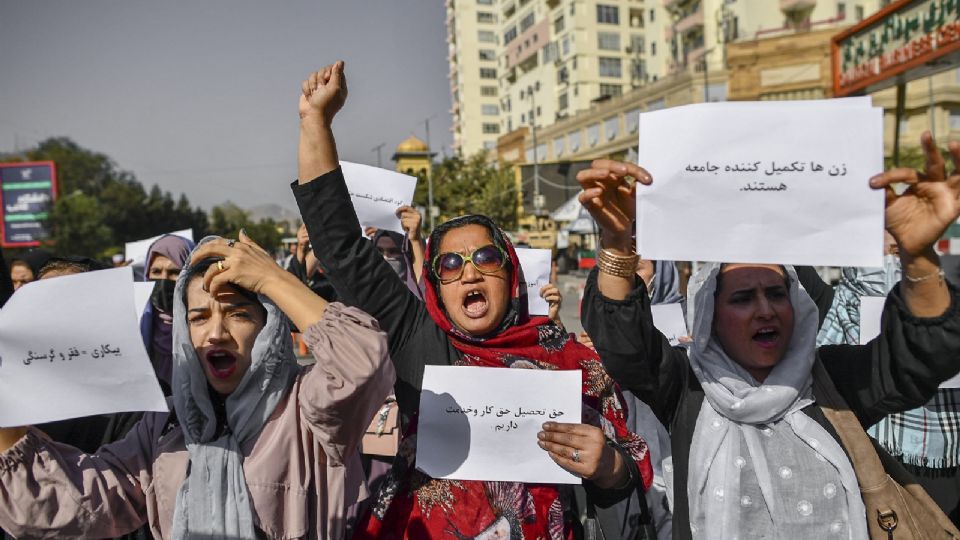 Tras prohibirles estudiar la universidad, talibanes destierran a las mujeres del trabajo en ONG