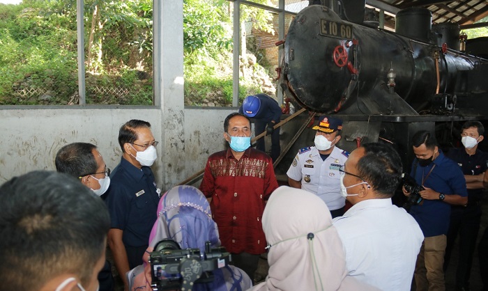 Direktur Utama KAI Didiek Hartantyo beserta stakeholder meninjau perbaikan Lokomotif Uap E1060 atau yang biasa disebut dengan Mak Itam di Museum Sawahlunto.