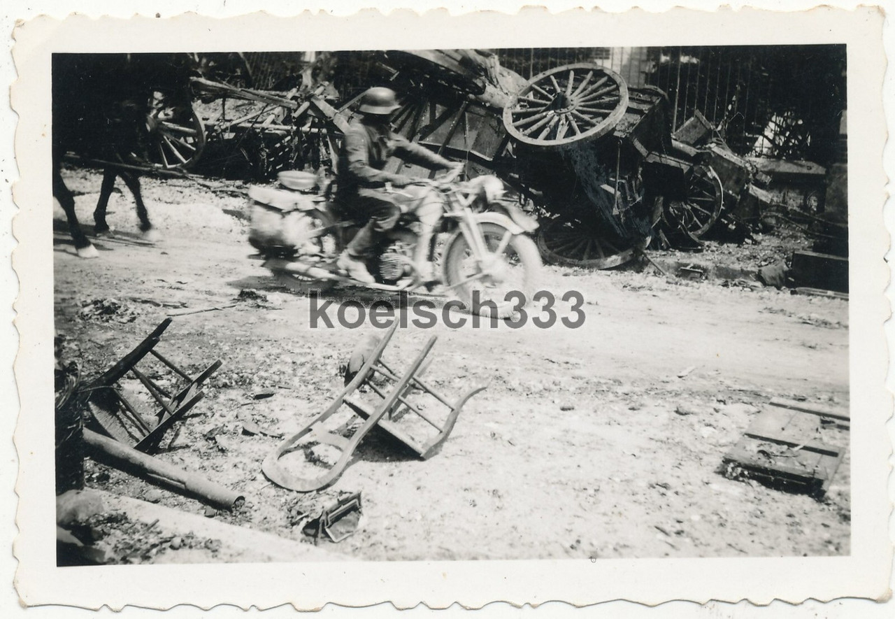 Foto Kradmelder der Wehrmacht an Wracks der französischen Armee im Westen 1940