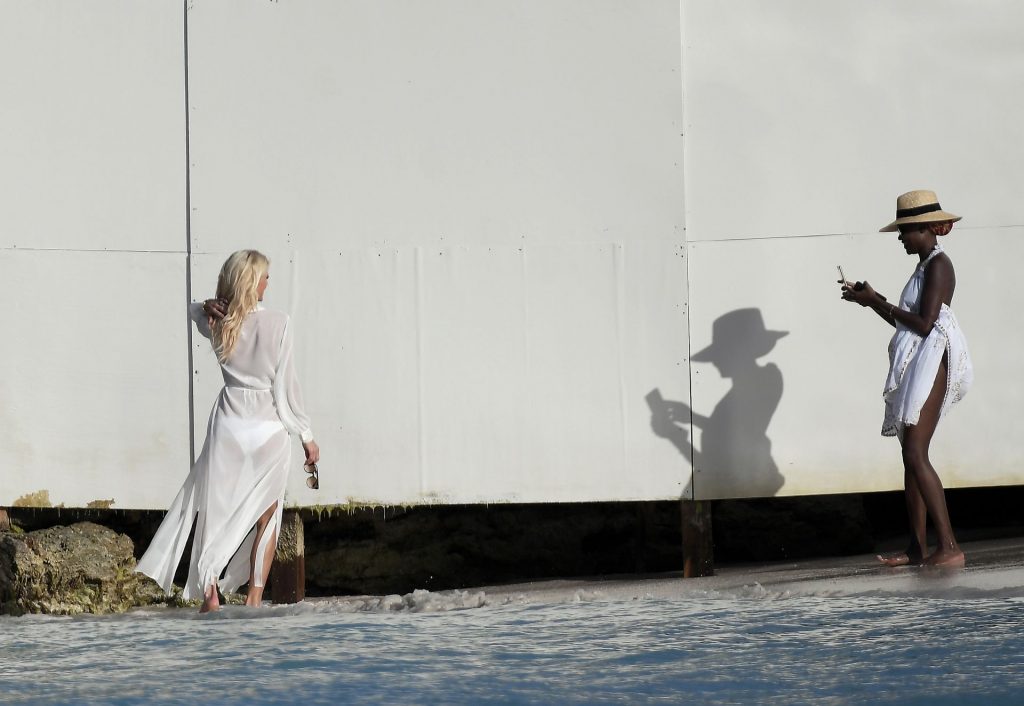 Victoria-Silvstedt-Sexy-upskirtstars-com-14