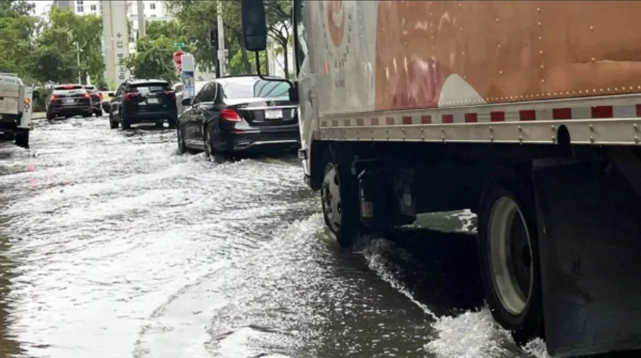 Florida sin luz por lluvias intensas en el sur, queda inundada