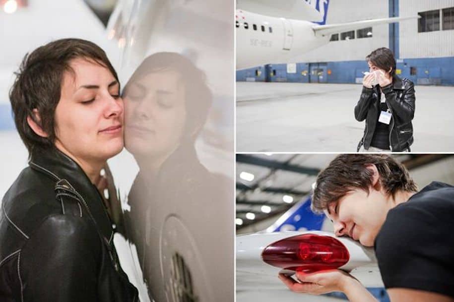 Mujer formaliza romance con un avión de juguete