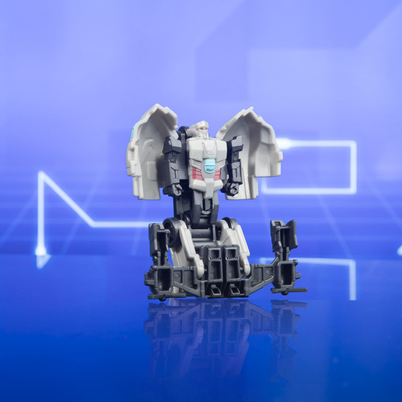 F6711_PROD_TRA_EARTH_SPARK_TACTICON_OWEN_002_Online_2000SQ