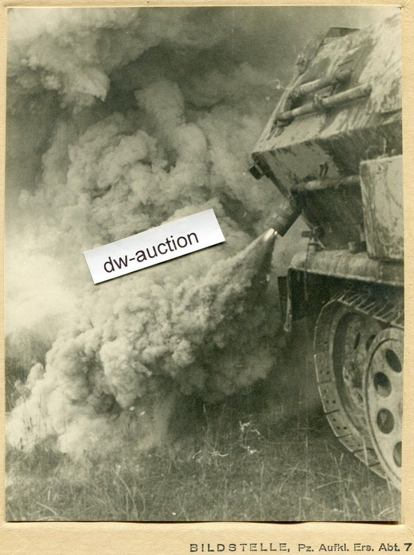 Panzer Spähwagen SdKfz beim einnebeln , Pz. Aufk