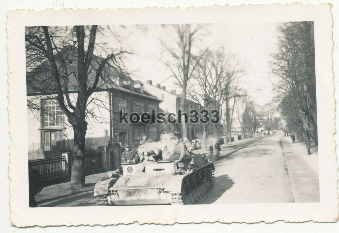 Foto Panzer IV mit Kennung Kraftfahrer Korps 1941 auf einer Straße im Osten