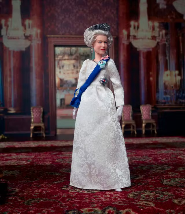 Boneka Barbie Ratu Elizabeth II