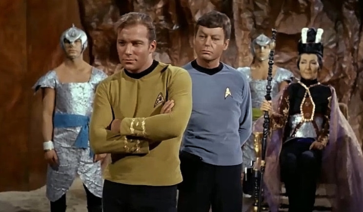 AIRPORT-CELIA-LOVSKY-MARK-RUSSELL-STAR-TREK-2-FOTOR-2.jpg