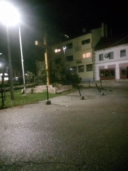 Vjetar srušio stablo u parku u Glamoču