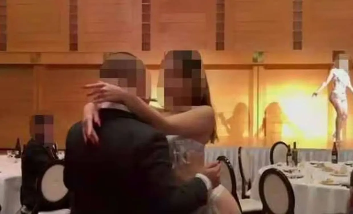 Primer Ministro de Japón contrata bailarinas exóticas para reunión y desata polémica