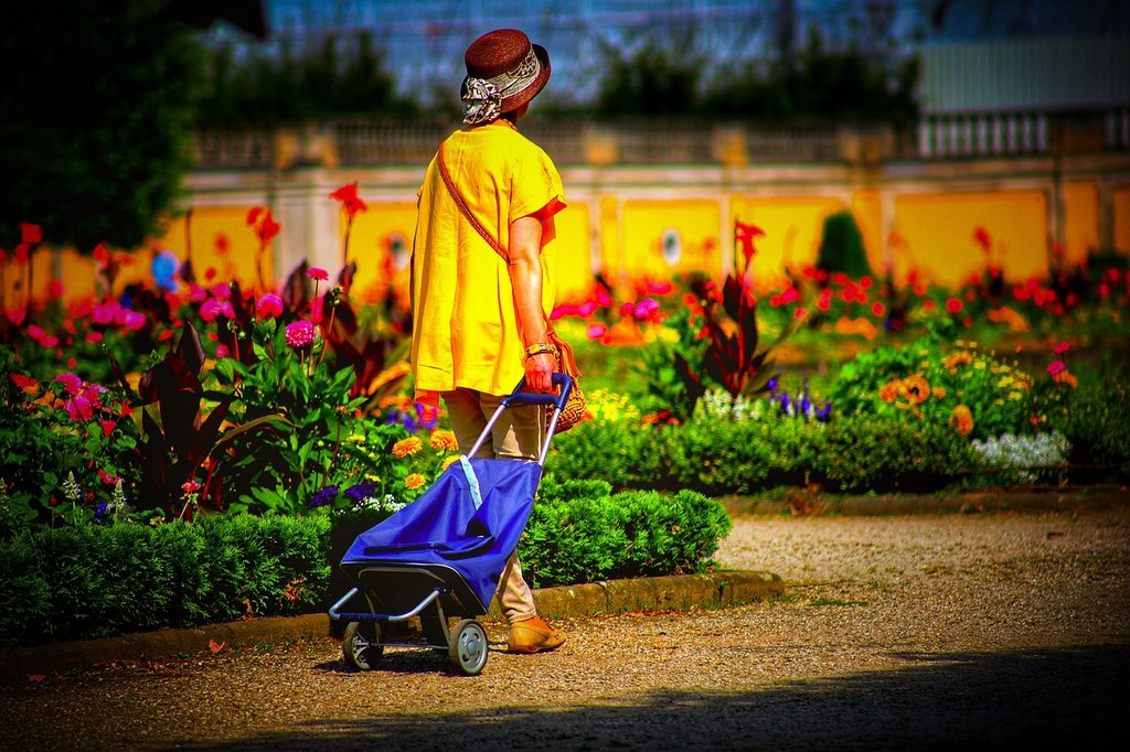 yellow-woman-8884833-1280.jpg