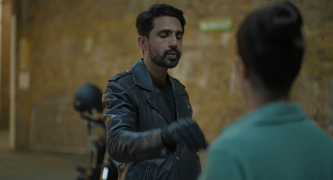 Ulajh 2024 WebRip [Hindi] 480p, 720p, 1080p ESub Screenshot