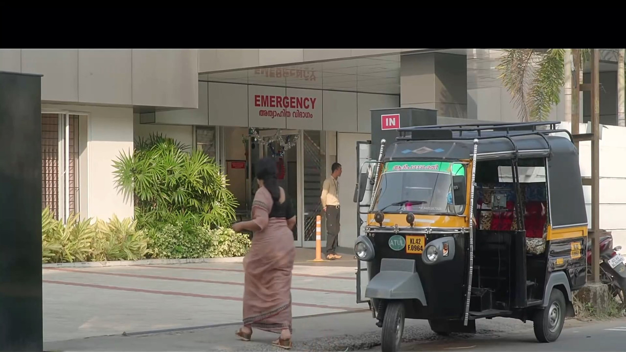 Mala Parvati Hot Navel Slips and Boobs in Saree.mkv_snapshot_00.13.768