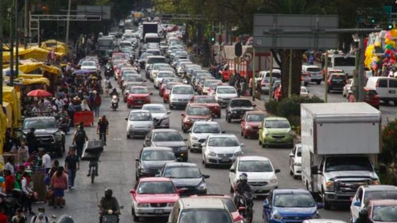 Hoy no circula: Evita una multa; estos son los autos que 'descansan' este sábado