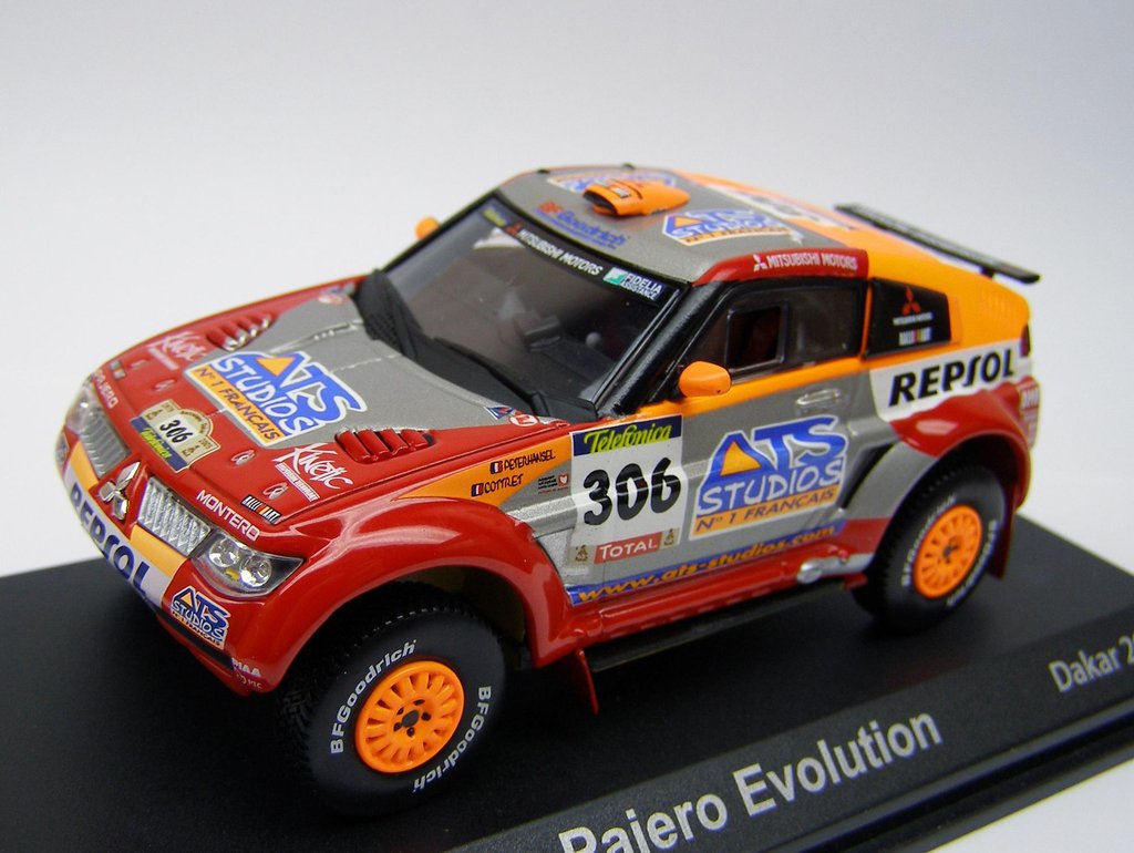 Mitsubishi Pajero Dakar 2005 Peterhansel (2)