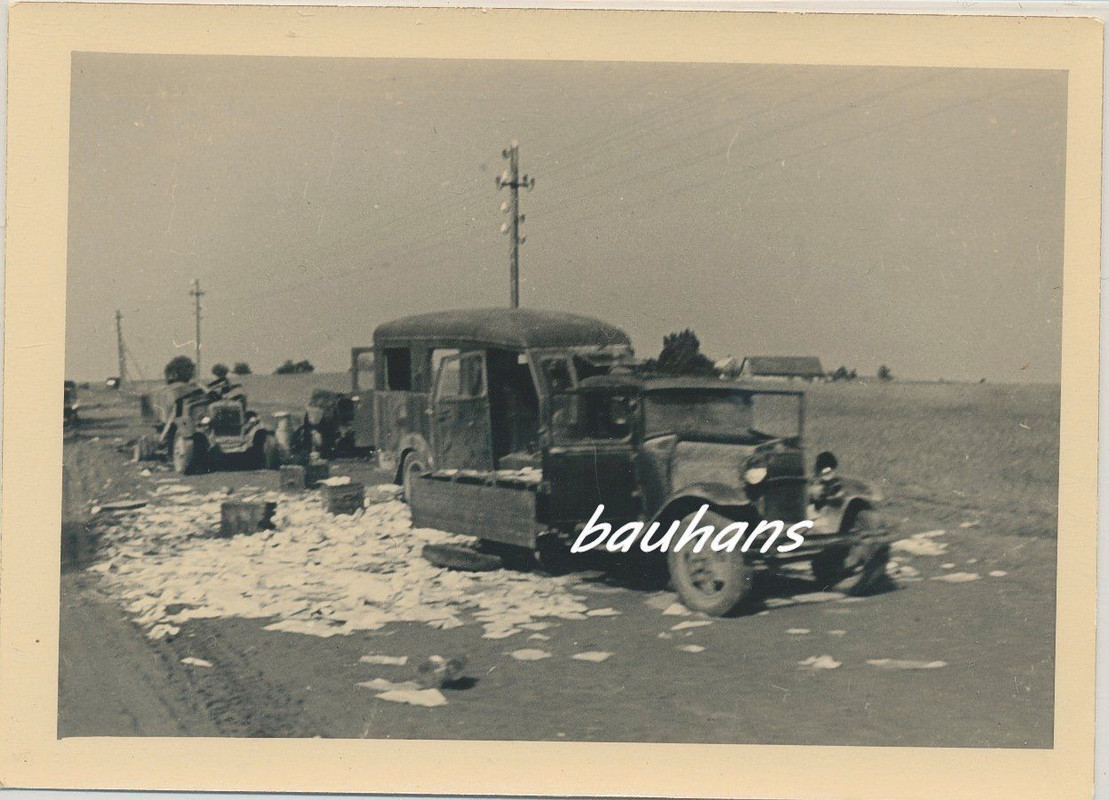 Foto Russland-Feldzug-Ukraine zerstörte KFZ bei 