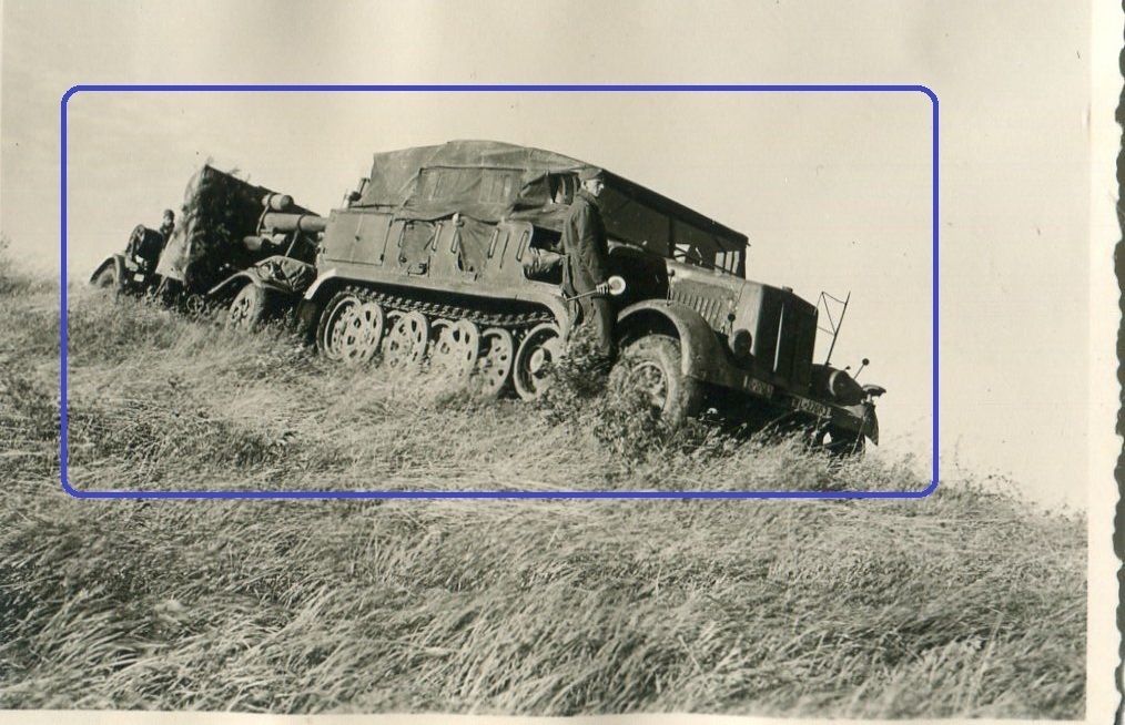 Foto WW II Flakgeschütz mit Zugmaschine in Russl