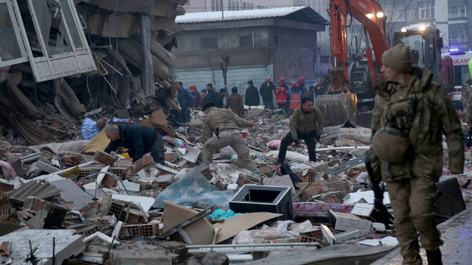 Terremoto en Turquía y Siria: Suman más de 17 mil 500 muertos; decae esperanza de hallar sobrevivientes